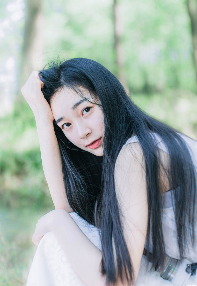 我避开无事时过分热络的友谊，这使我少些负担和承诺。我不多说无谓的闲言，这使我觉得清畅。------我尽可能不去缅怀往事，因为来时的路不可能回头。我当心的去爱别人，因为比较不会泛滥。我爱哭的时候便哭，想笑的时候便笑，只要这一切出于自然。我不求深刻，只求简单。——三毛《送你一匹马》